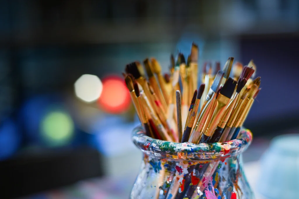 Pot with pain brushes