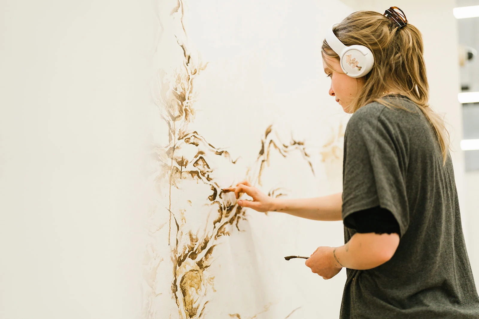 student doing art